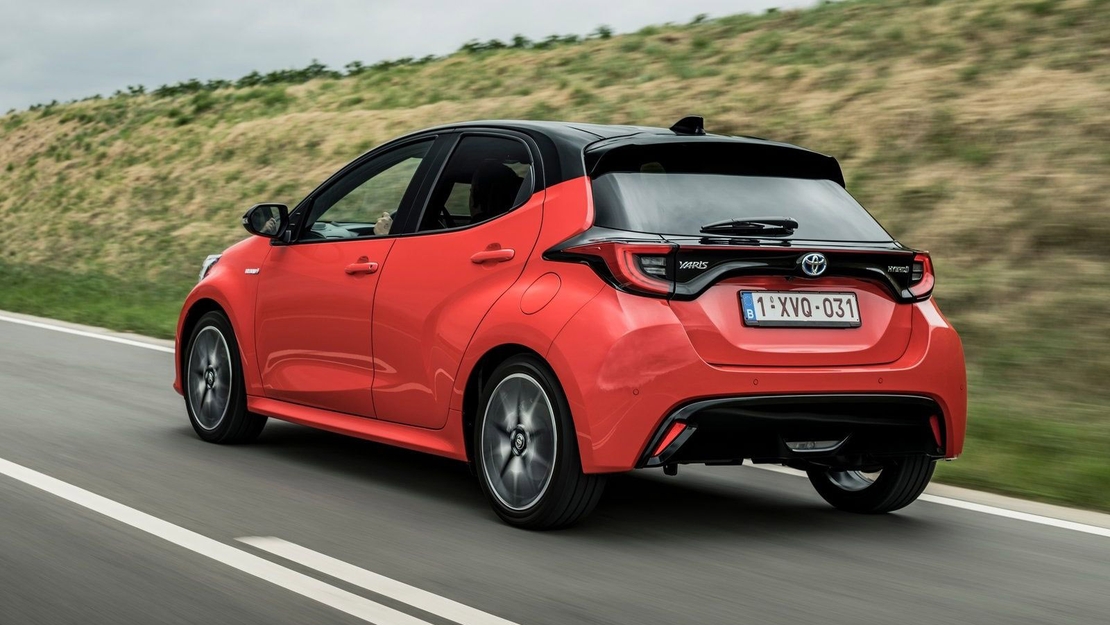 Toyota-Yaris-generatie-4-exterieur-linker-achterzijde-roodkleurig