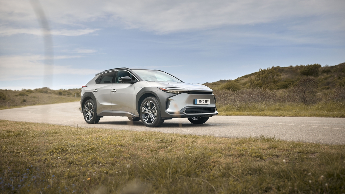 Toyota bZ4X exterieur driekwart rechtsvoor grijs
