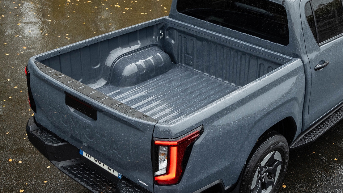 Toyota-Hilux-BEV-2026-exterieur-driekwart-rechtsachter-laadbak-birdseye