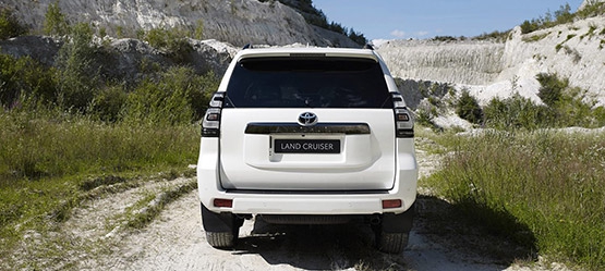 Toyota-Land-Cruiser-exterieur-achterkant-wit-bergen-555.jpg