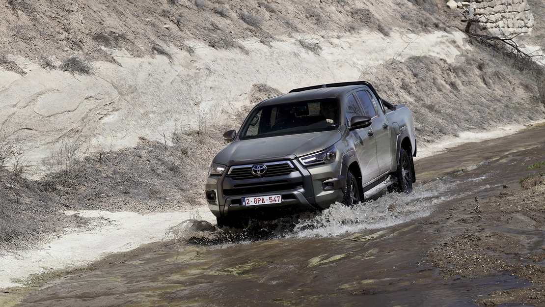 Hilux-Hybrid-48V-dynamic-vooraanzicht-water