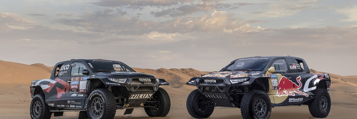 GAZOO-Racing-2-autos-woestijn