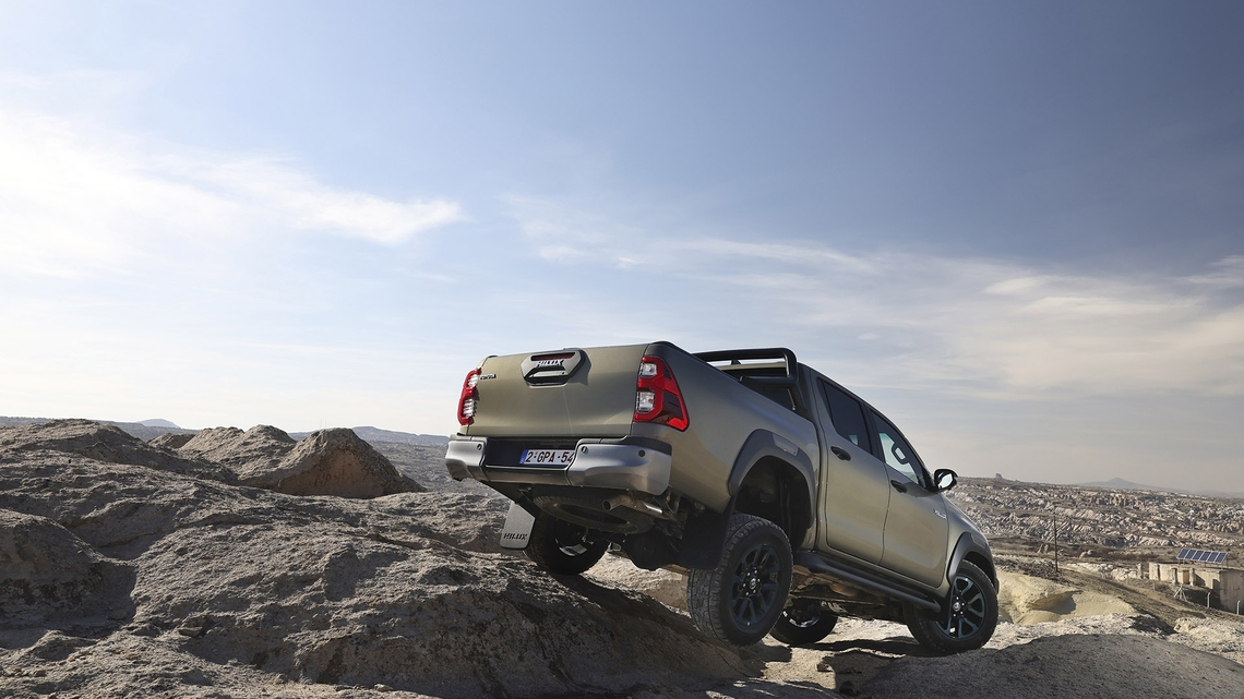 Hilux-Hybrid-48V-exterieur-stilstaand-rechter-achter-aanzicht