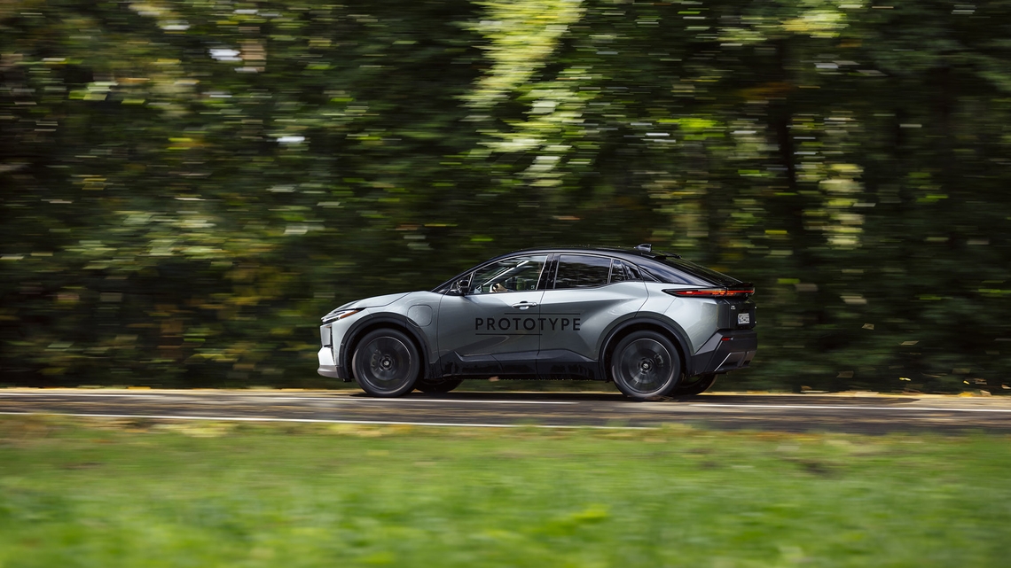 toyota-c-hr-plus-2026-exterieur-linker-zijkant-dynamsich