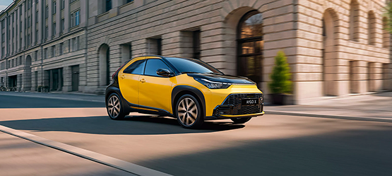TOY_AYGO_X_HEV_2025_555x249
